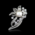 Spilla elegante in argento con perla bianca e cristalli scintillanti a forma di fiore - Stile Fiore Aerodinamico (D022-A) / Argento