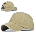 Detalle de gorra de béisbol caqui lavada con abertura elástica cruzada para cola de caballo - Ajustable / Caqui