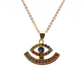 Dettaglio macro della collana occhio del male dorata con zirconi multicolore incastonati - 0008-Malocchio / Oro / Catena a O