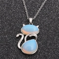 Collier avec pendentif chat en opale et chaîne en acier inoxydable sur fond noir brillant - Opale Chat