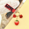 Schattige aardbeien sleutelhanger met rode LOVE band, gouden bel en hartbedeltje - LOVE Bel Aardbei