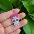 Detail der Acryl-Totenkopf-Ohrringe mit rosa Schleifen-Blumenmuster auf Naturhintergrund - 3# Rosa Schleife Totenkopf