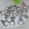 Primer plano de cierres de plata con cristales para joyería DIY en plato blanco - Chapado en Platino (Color Preservado)
