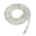 Collana da uomo a catena Figaro argento lucido con chiusura a moschettone su sfondo bianco - 60CM / Argento