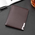Cartera para hombre de cuero marrón con textura de grano y adorno metálico plateado - Café Vertical