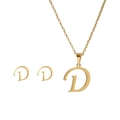 Dettaglio del set collana e orecchini in acciaio dorato con ciondolo a forma di lettera D - Set D