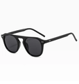 Vue détaillée de lunettes aviateur vintage noires avec rivets argentés sur la monture - Noir Brillant/Verres Gris