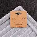 Bruine kraftpapier displaykaart voor oorbellen met handgemaakt logo op fluweel - Oorclip kaart / 5x5cm / Bruin