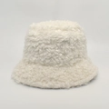 Dettaglio cappello a secchiello bianco in finta lana con morbida trama in pile riccio - M (56-58cm) / Bianco