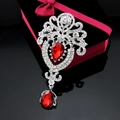 Spilla a corona vintage in argento con cristalli rossi a goccia e strass su confezione - Base d'Argento / Rosso