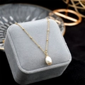 Collana a doppio strato in acciaio al titanio dorato con ciondolo a goccia di perla - Stile Perla Singola