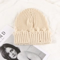 Bonnet en grosse maille beige clair avec détails vintage usés et motif torsadé - 52-58cm (Élastique) / Bonnet en maille pointu usé / Beige