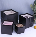 Gedetailleerde vergelijking van vier maten matzwarte papieren cadeautassen met handvat - 20x20x20 / Zwart