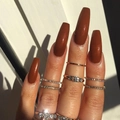 Uñas postizas largas de color burdeos con purpurina y anillos dorados bajo el sol - Estilo Bailarina Larga Marrón Oscuro Con Purpurina (JP912)