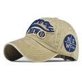 Detalle de gorra de béisbol vintage caqui con bordado en 3D y parche de brújula cosido - Ajustable / Caqui