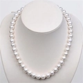 Collier de perles blanches classiques présenté sur un buste de mannequin minimaliste - Collier de Perles Blanches de 45cm de Long