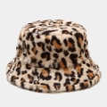 Primer plano detallado de la suave textura de piel sintética de leopardo de este gorro de invierno - M / Leopardo Pequeño Beige