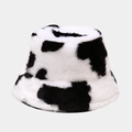 Dettaglio della soffice trama a macchie di mucca bianche e nere su un caldo cappello a secchiello - M (56-58cm) / Stampa Muccata Grande Nero