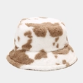 Dettaglio della spessa texture in peluche e stampa mucca marrone su questo cappello invernale - M (56-58cm) / Stampa Muccata Grande Cachi