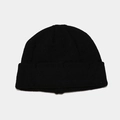 Dettaglio del berretto nero con risvolto che mostra la trama a coste e il materiale - Risvolto in Maglia Classica (Nero) / Nero