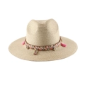 Detalle de sombrero de paja con banda trenzada de colores, borla rosa y colgante de concha - M (56-58cm) / Beige
