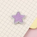 Lavendelfarbener Stern-Stickaufnäher mit Silberrand für DIY-Kleidung - Stern / Lila