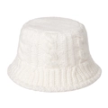 Detailopname van de witte gebreide vissershoed met dikke kabelpatronen en textuur - M (56-58cm) / Wit