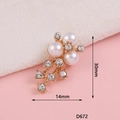 Ciondolo a foglia dorata con tre perle e strass di dimensioni 30mm per 14mm - D672 Fiore di Perla Stile 2