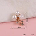 Ciondolo a fiore in lega dorata con tre perle bianche e strass scintillanti 21x15mm - D673 Fiore di Perla Stile 3