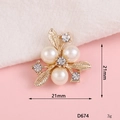 Accessorio fiore di perle dorate con tre perle e strass, misura 21mm e peso di 3g - D674 Fiore di Perla Stile 7