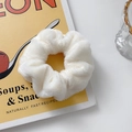Elastico per capelli in peluche bianco su sfondo estetico di un libro decorativo - Bianco Peluche