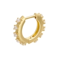 Detalle de pendientes huggie dorados con microperlas blancas sobre fondo blanco puro - 14mmx16mm / Estilo A Dorado