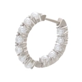 Primer plano de pendientes de aro en C plateados con microperlas blancas redondas - 21mmx22mm / Estilo B Plateado