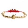 Bracciale intrecciato rosso fatto a mano con corona dorata e perline di metallo su fondo bianco - Perle di Rame 6mm Corda Rossa Oro