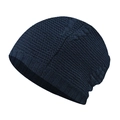 Detalle del gorro de punto azul marino que muestra el patrón de trenzas y el borde - Azul marino