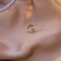 Gros plan du ear cuff étoile doré avec zircons micro-pavés sur soie champagne - Style Étoile