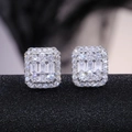 Boucles d'oreilles carrées en argent avec zircons et pierres taille baguette en halo - Or Blanc