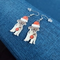 Detailansicht der Weihnachts-Chihuahua-Acryl-Ohrringe mit roten Weihnachtsmützen - Chihuahua B40