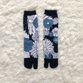 Japanese tabi socks in navy blue with white floral jacquard pattern and split toe design - 35-41 / Navy Blue White Big Flowers