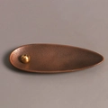 Portaincenso a forma di foglia di bronzo con supporto a sfera su sfondo grigio - Foglia in Lega di Bronzo Rosso Con Sfera di Bronzo