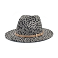 Detail eines grauen Filzhuts mit Leopardenmuster, Lederband und goldener Metallschnalle - M(56-58cm) / Grau Leopard