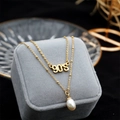 Collana a due strati in titanio dorato con pendente 90'S e perla bianca a goccia - Collana Doppio Strato anni '90