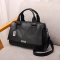 Klassische schwarze Boston-Handtasche aus Leder mit abnehmbarem Schultergurt - Schwarz