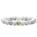 Witte turquoise kralenarmband met een kleurrijke regenboogkraal op witte achtergrond - Witte Turkoois