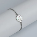Bracelet en acier inoxydable argenté avec pendentif en nacre et la lettre O - Lettre O / Acier