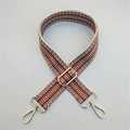 Dettaglio tracolla etnica regolabile con trama geometrica marrone e bianca e ganci oro - Larghezza: 3.8cm / Marrone