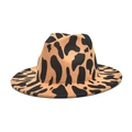 Detail van de dierenprint koe textuur op de wolvilt fedora hoed met brede rand - M(56-58cm) / camel