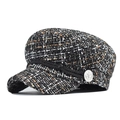 Vista detallada de gorra de lana tweed con botón de ancla plateado y cordón decorativo - M (56-58cm) / Naranja Mixto