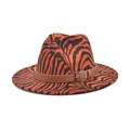 Dettaglio del cappello fedora zebrato arancione e nero con cinturino in pelle marrone - M (56-58cm) / Borgogna