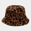 Detalle de la textura de piel sintética con estampado de leopardo de un gorro de invierno - M / Leopardo Pequeño Camel